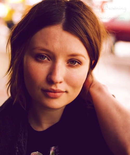 Emily Browning 